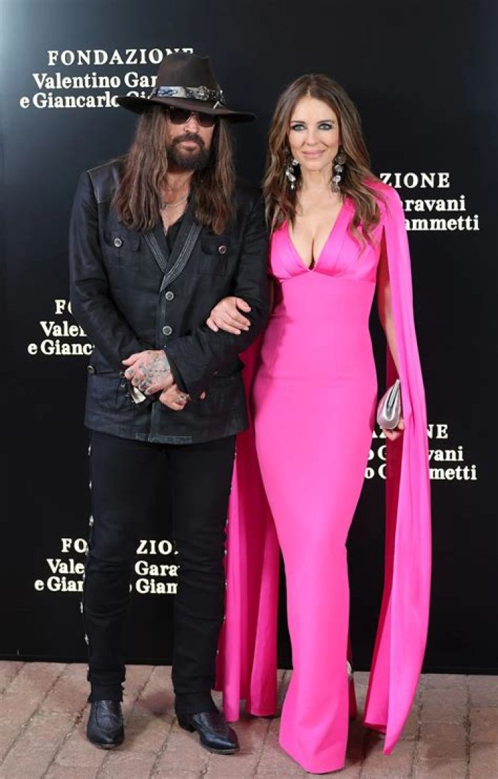 Elizabeth Hurley Dating: A Comprehensive Look into Her Romantic Life
