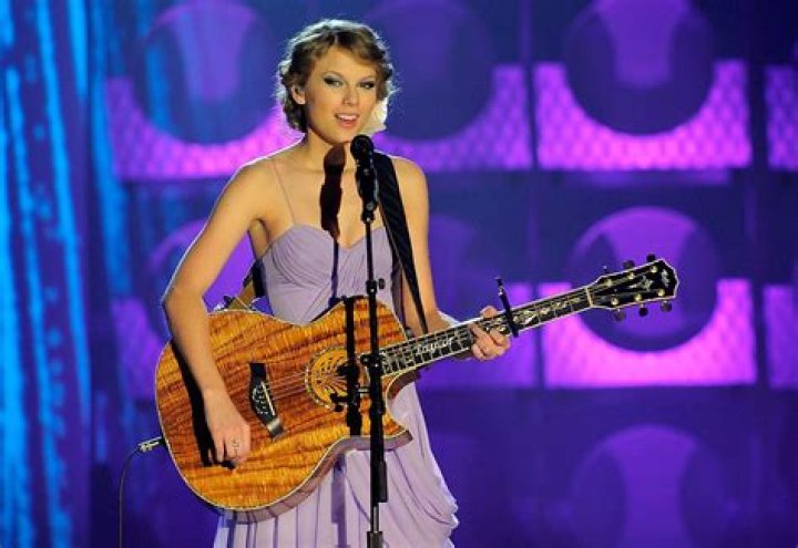 How Old Were John Mayer and Taylor Swift When They Dated: An In-Depth Exploration