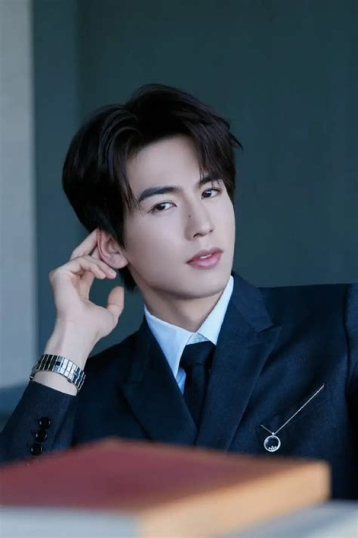 Khương Chi Nam: The Rising Star in the Entertainment Industry